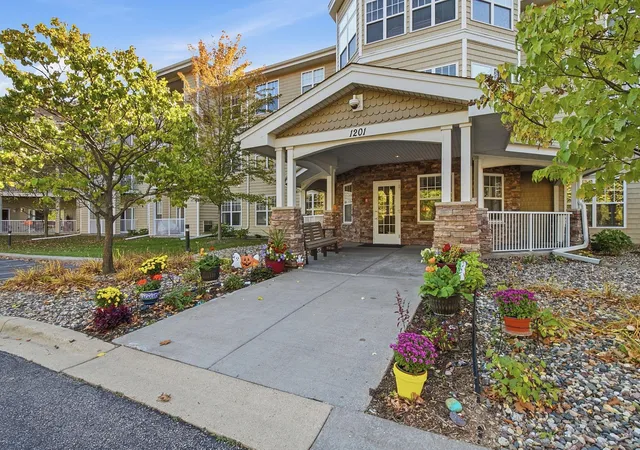 Listing Photo 2 - Condo for sale in building located at 1201 Hadley Ave N, Oakdale, MN 55128 - Unit #107