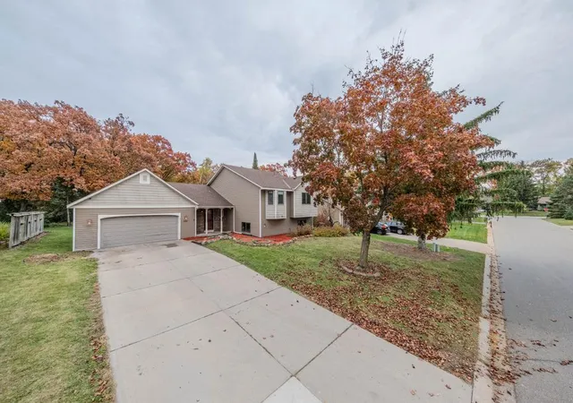 Photo 1 of Single family home for sale at 1568 Lakewood Dr N, Saint Paul, MN 55119 | MLS# 7160591 | Listing updated on 2026-10-17