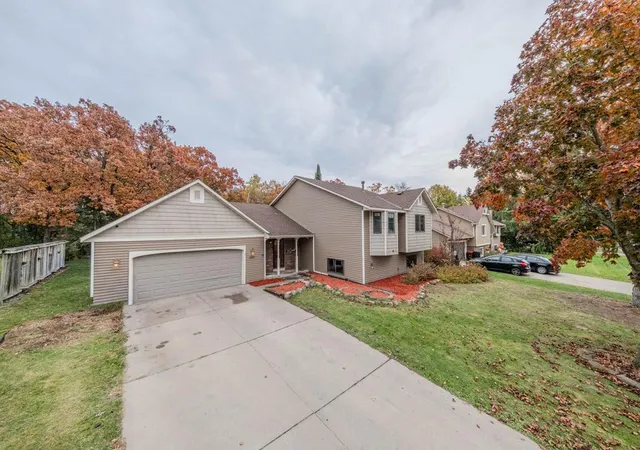 Photo 2 of Single family home for sale at 1568 Lakewood Dr N, Saint Paul, MN 55119 | MLS# 7160591 | Listing updated on 2026-10-17