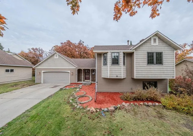 Photo 3 of Single family home for sale at 1568 Lakewood Dr N, Saint Paul, MN 55119 | MLS# 7160591 | Listing updated on 2026-10-17
