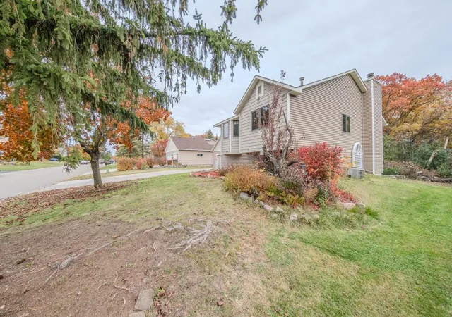 Photo 3 of Single family home for sale at 1568 Lakewood Dr N, Saint Paul, MN 55119 | MLS# 7160591 | Listing updated on 2026-10-17