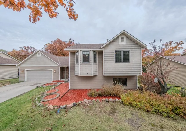 Photo 4 of Single family home for sale at 1568 Lakewood Dr N, Saint Paul, MN 55119 | MLS# 7160591 | Listing updated on 2026-10-17