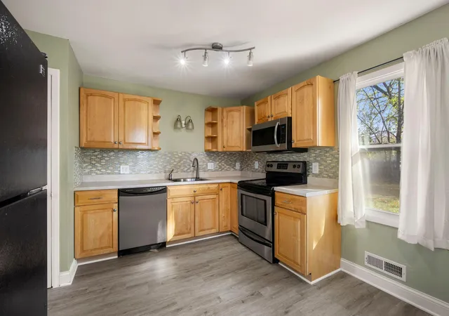 Photo 3 of Single family home for sale at 1844 Barclay St, Saint Paul, MN 55109 | MLS# 7160694 | Listing updated on 2026-10-29