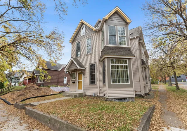 Photo 3 of Single family home for sale at 989 Burr St, Saint Paul, MN 55130 | MLS# 7160761 | Listing updated on 2026-10-17