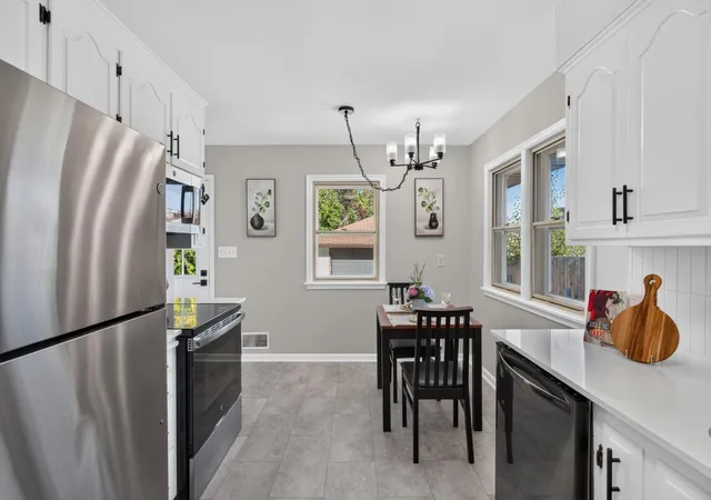 Photo 3 of Single family home for sale at 1031 Bayard Ave, Saint Paul, MN 55102 | MLS# 7160860 | Listing updated on 2026-10-22