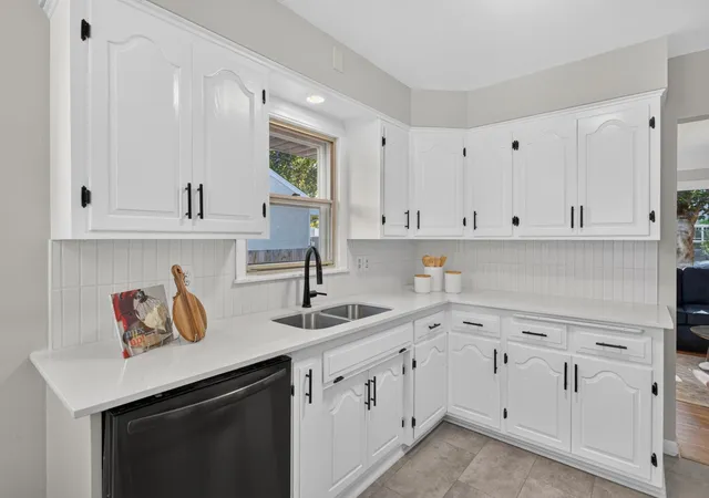 Photo 4 of Single family home for sale at 1031 Bayard Ave, Saint Paul, MN 55102 | MLS# 7160860 | Listing updated on 2026-10-22