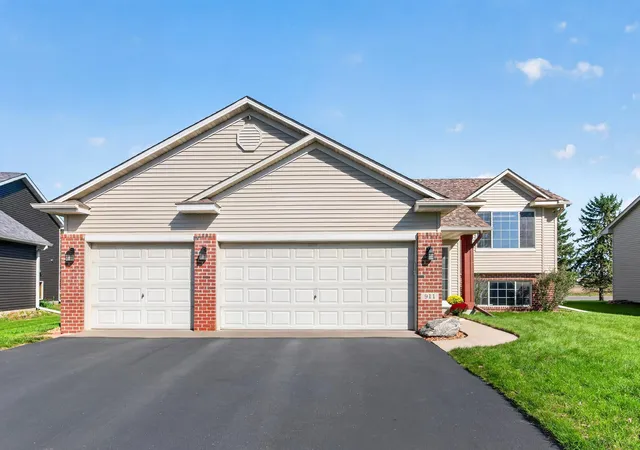 Photo 3 of Single family home for sale at 911 Cobblestone Ln, Belle Plaine, MN 56011 | MLS# 7160902 | Listing updated on 2026-10-16