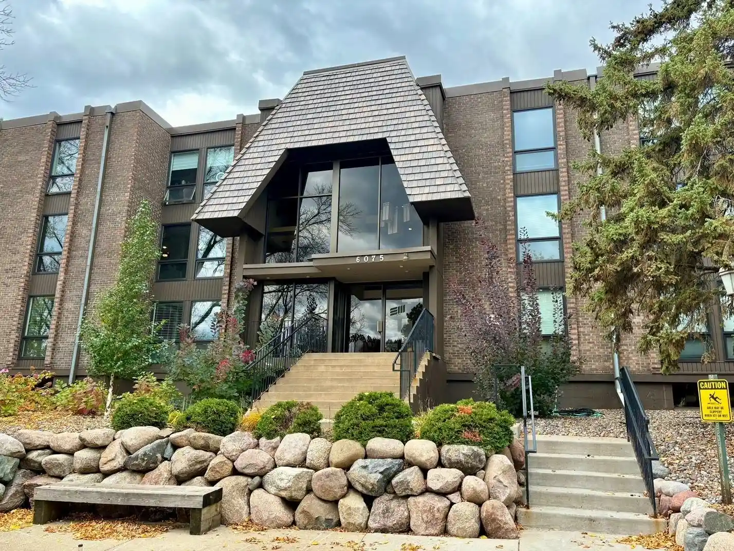 Listing Photo 2 - Condo for sale in 6075 Lincoln Dr located at 6075 Lincoln Dr, Edina, MN 55436 - Unit #201