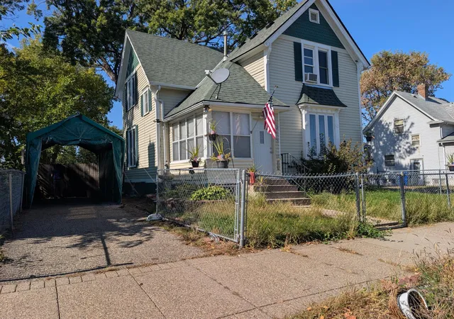 Single family home for sale at 315 Chatsworth St N, Saint Paul, MN 55104 | MLS# 7160977