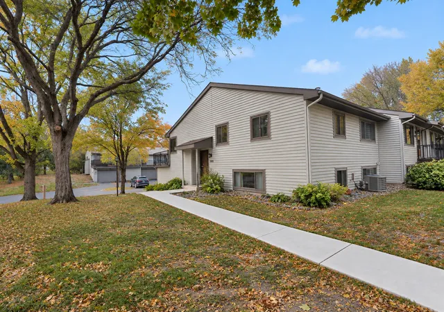 Photo 3 of Single family home for sale at 1382 Arden View Dr, Saint Paul, MN 55112 | MLS# 7160997 | Listing updated on 2026-10-20