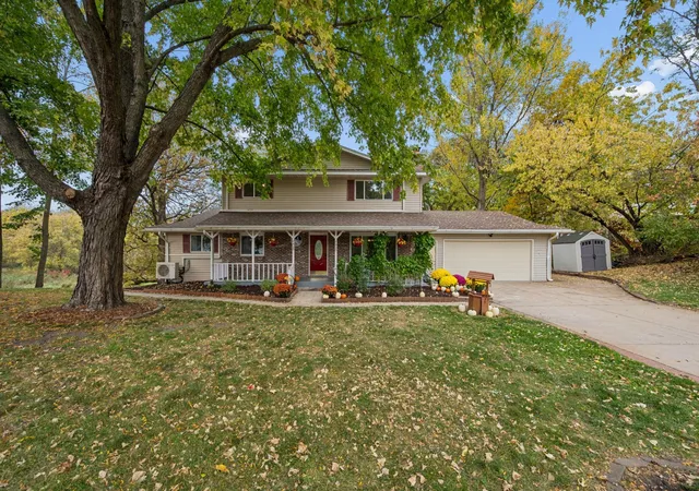 Photo 2 of Single family home for sale at 7920 Robin Cir, Waconia, MN 55387 | MLS# 7161043 | Listing updated on 2026-10-21