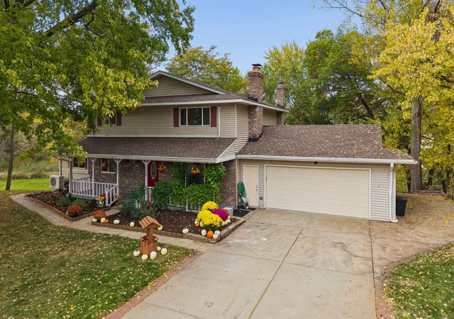 Photo 4 of Single family home for sale at 7920 Robin Cir, Waconia, MN 55387 | MLS# 7161043 | Listing updated on 2026-10-21