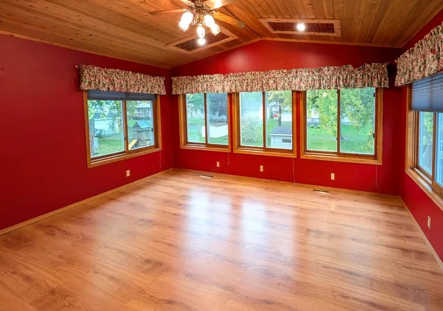 Photo 2 of Single family home for sale at 1613 Canary Dr, Albert Lea, MN 56007 | MLS# 7161059 | Listing updated on 2026-10-17