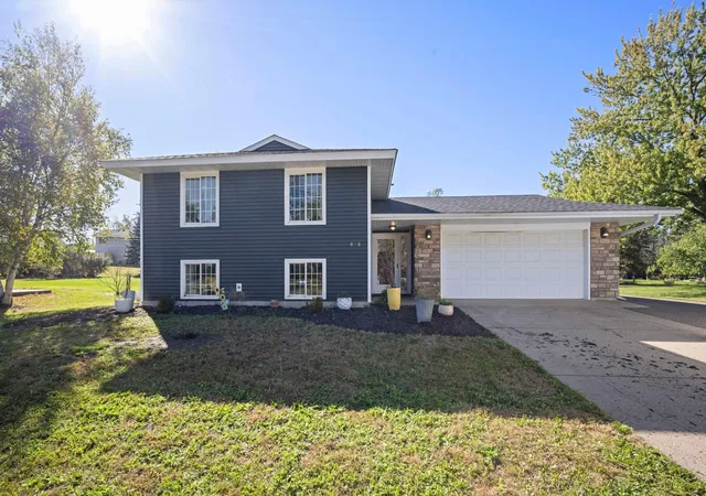 Photo 3 of Single family home for sale at 808 Newell Dr, Saint Paul, MN 55124 | MLS# 7161073 | Listing updated on 2026-10-23