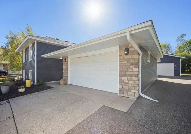 Photo 3 of Single family home for sale at 808 Newell Dr, Saint Paul, MN 55124 | MLS# 7161073 | Listing updated on 2026-10-23