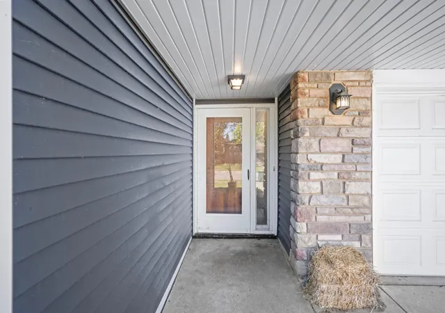 Photo 4 of Single family home for sale at 808 Newell Dr, Saint Paul, MN 55124 | MLS# 7161073 | Listing updated on 2026-10-23