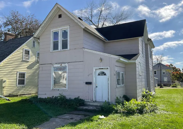 Single family home for sale at 609 1st Avenue SW, Austin, MN 55912 | MLS# 7161085