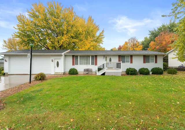 Photo 1 of Single family home for sale at 402 4th Street Ne, Hayfield, MN 55940 | MLS# 7161090 | Listing updated on 2026-10-17
