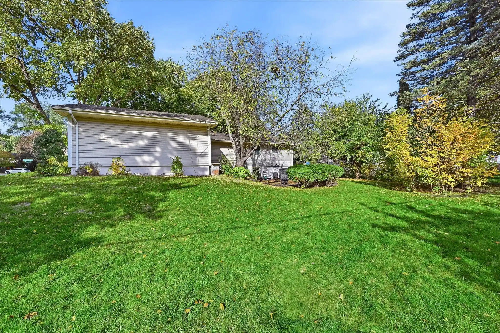 Photo 4 of Single family home for sale at 6055 Westbrook Rd, Minneapolis, MN 55422 | MLS# 7161119 | Listing updated on 2026-10-23