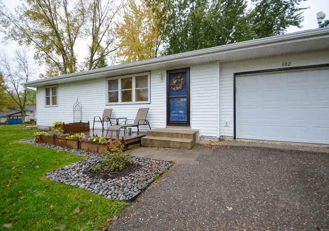 Photo 1 of Single family home for sale at 102 Highland Ln, Buffalo, MN 55313 | MLS# 7161278 | Listing updated on 2026-10-22