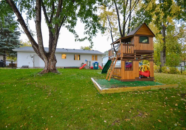 Photo 2 of Single family home for sale at 102 Highland Ln, Buffalo, MN 55313 | MLS# 7161278 | Listing updated on 2026-10-22