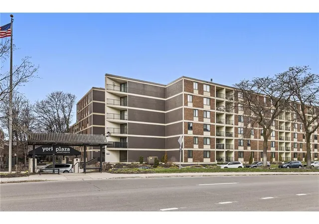 Photo 2 of Condo for sale at 7200 York Ave S #101, Minneapolis, MN 55435 | MLS# 7161281 | Listing updated on 2026-10-17