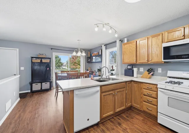 Photo 4 of Single family home for sale at 605 Bassford St, Saint Peter, MN 56082 | MLS# 7161282 | Listing updated on 2026-10-23