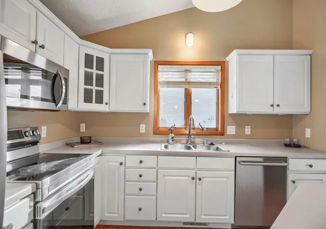 Photo 2 of Townhouse for sale at 1493 General Sieben Dr, Hastings, MN 55033 | MLS# 7161314 | Listing updated on 2026-10-23