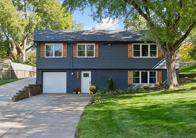 Photo 3 of Single family home for sale at 1420 Yosemite Ave N, Minneapolis, MN 55422 | MLS# 7161327 | Listing updated on 2026-10-21