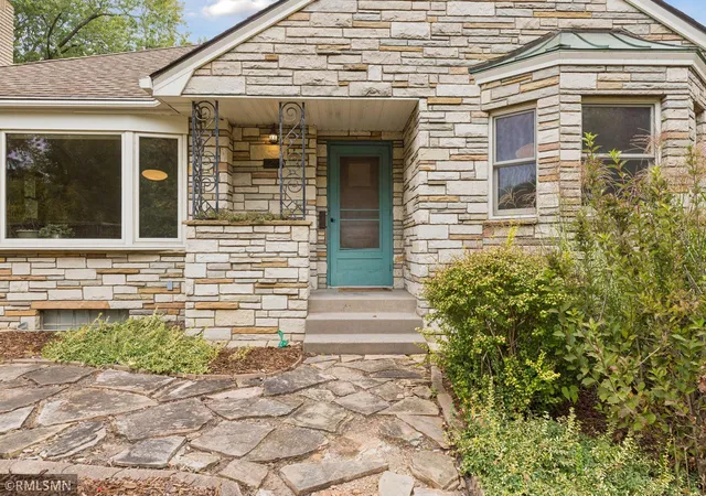 Photo 3 of Sale Pending at 2299 Edgcumbe Rd, Saint Paul, MN 55116 | MLS# 7161346 | Listing updated on 2026-10-19