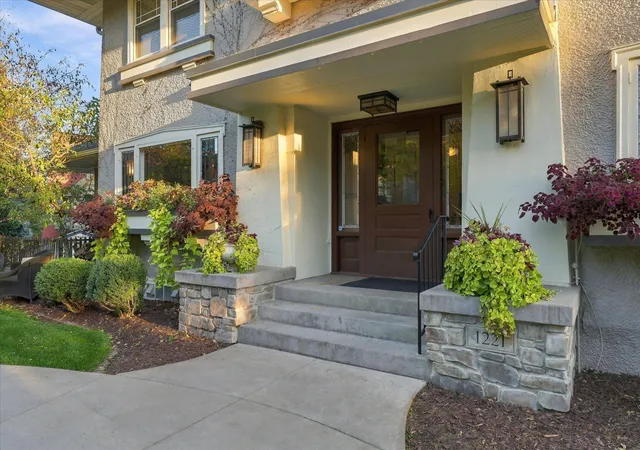 Photo 4 of House for sale at 1221 / 1223 Mount Curv Ave, Minneapolis, MN 55403 | MLS# 7161363 | Listing updated on 2026-10-27