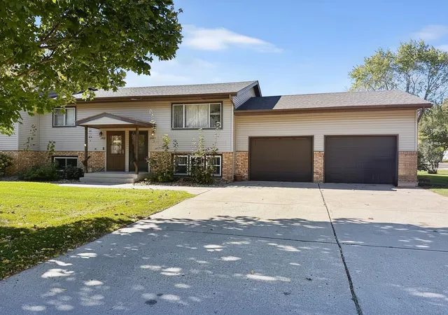 Photo 1 of Single family home for sale at 2402 Kenwood Dr Sw, Willmar, MN 56201 | MLS# 7161412 | Listing updated on 2026-10-22