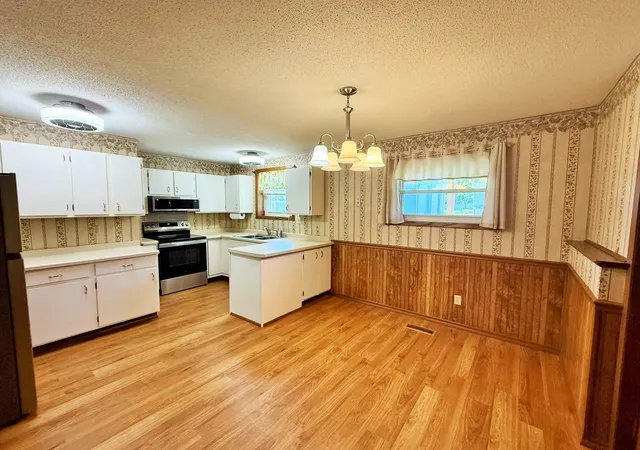 Photo 4 of Single family home for sale at 2402 Kenwood Dr SW, Willmar, MN 56201 | MLS# 7161412 | Listing updated on 2026-10-22