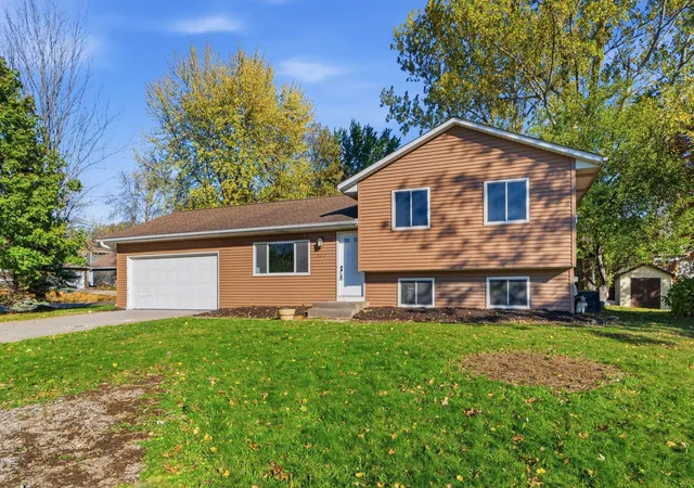 Photo 3 of Single family home for sale at 2613 Wimbledon Dr, Saint Paul, MN 55125 | MLS# 7161443 | Listing updated on 2026-10-19
