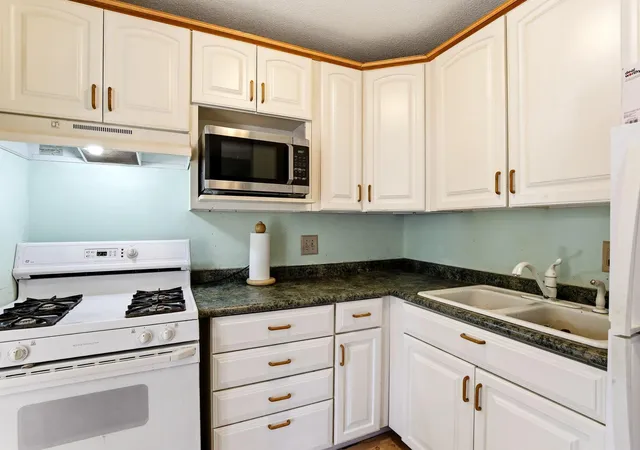 Listing Photo 5 - Condo for sale in building located at 7282 72nd Ln N, Brooklyn Park, MN 55428 - Unit #345