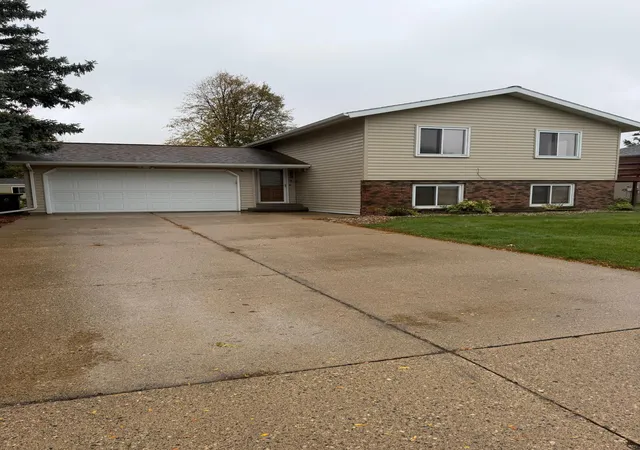 Single family home for sale at 1211 Hickory St, Fairmont, MN 56031 | MLS# 7161465