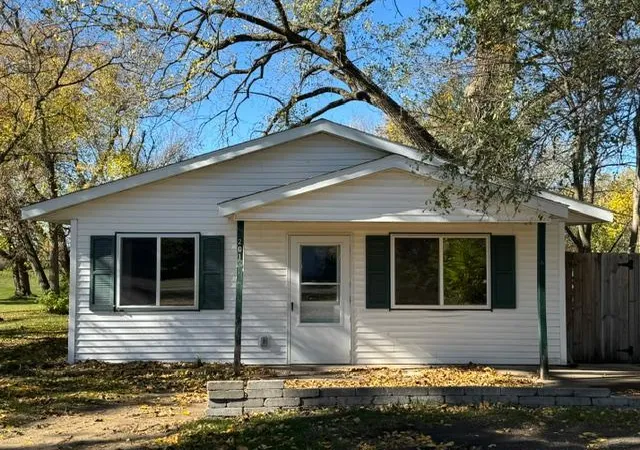 Photo 1 of Single family home for sale at 201 Sw Thompson St, Verndale, MN 56481 | MLS# 7161628 | Listing updated on 2026-10-18