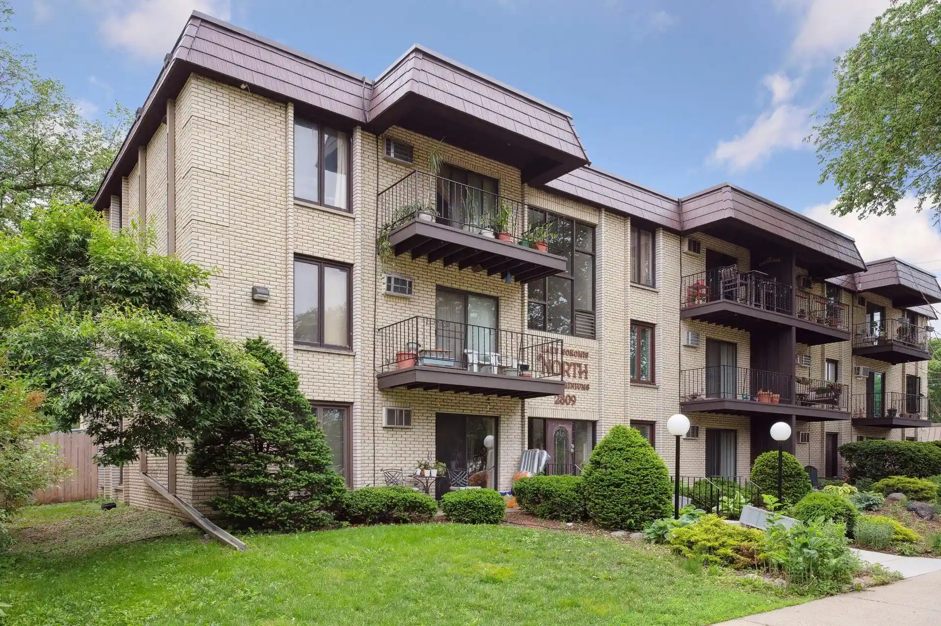 Listing Photo 2 - Condo for sale in 2809 E Minnehaha Pkwy located at 2809 E Minnehaha Pkwy, Minneapolis, MN 55417 - Unit #103