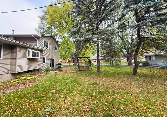 Photo 3 of Single family home for sale at 1081 Cedarwood Dr, Saint Paul, MN 55125 | MLS# 7161718 | Listing updated on 2026-10-18