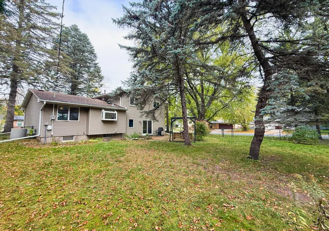 Photo 4 of Single family home for sale at 1081 Cedarwood Dr, Saint Paul, MN 55125 | MLS# 7161718 | Listing updated on 2026-10-18