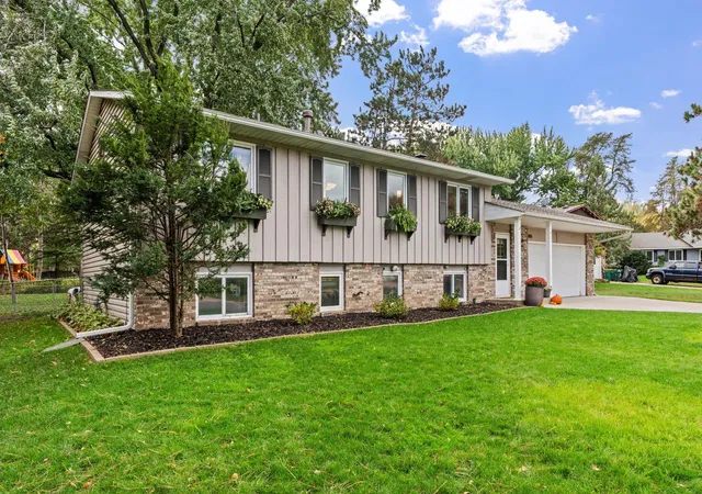 Photo 2 of Single family home for sale at 896 Sunrise Ct, Stillwater, MN 55082 | MLS# 7161750 | Listing updated on 2026-10-22