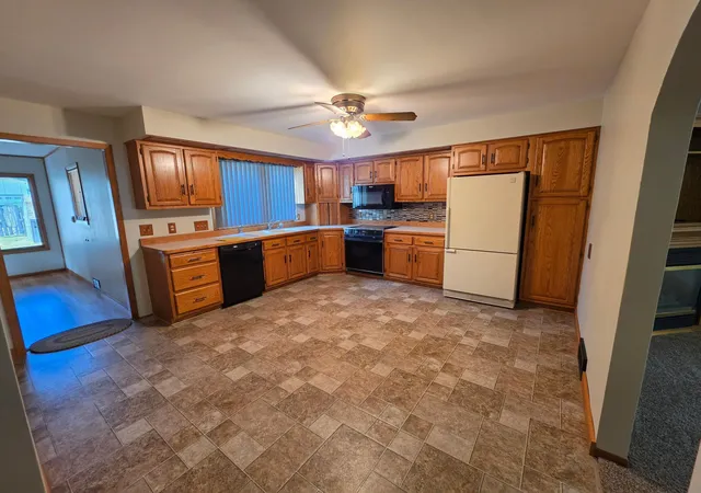 Photo 4 of Single family home for sale at 2736 Linden Ave, Slayton, MN 56172 | MLS# 7161771 | Listing updated on 2026-10-23