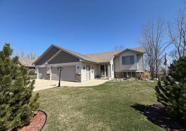 Photo 3 of Single family home for sale at 1005 12th Street SE, Waseca, MN 56093 | MLS# 7161806 | Listing updated on 2026-10-21