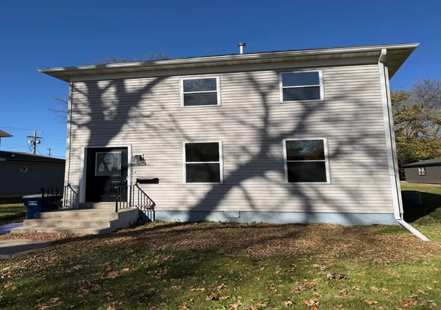 Photo 1 of Single family home for sale at 9 E 3rd Street, Morris, MN 56267 | MLS# 7161885 | Listing updated on 2026-10-20