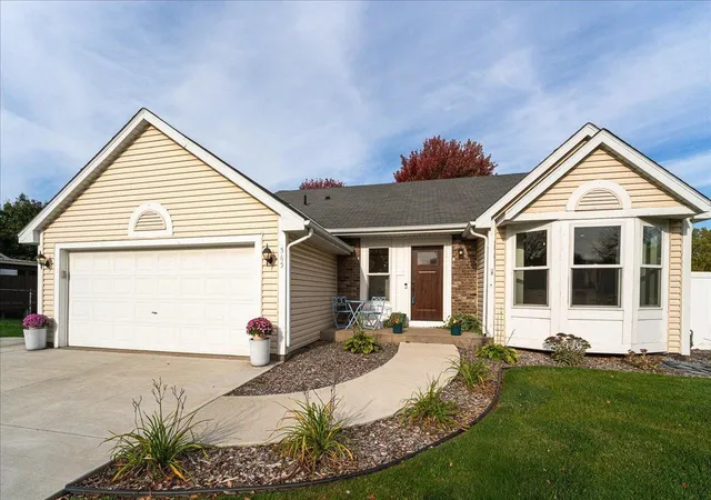 Single family home for sale at 565 Coventry Pkwy, Saint Paul, MN 55123 | MLS# 7161917