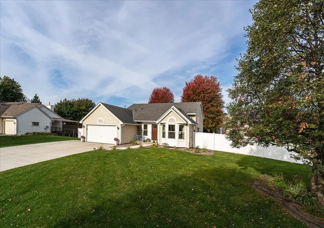 Photo 2 of Single family home for sale at 565 Coventry Pkwy, Saint Paul, MN 55123 | MLS# 7161917 | Listing updated on 2026-10-23
