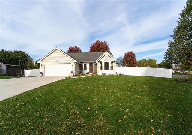 Photo 3 of Single family home for sale at 565 Coventry Pkwy, Saint Paul, MN 55123 | MLS# 7161917 | Listing updated on 2026-10-23