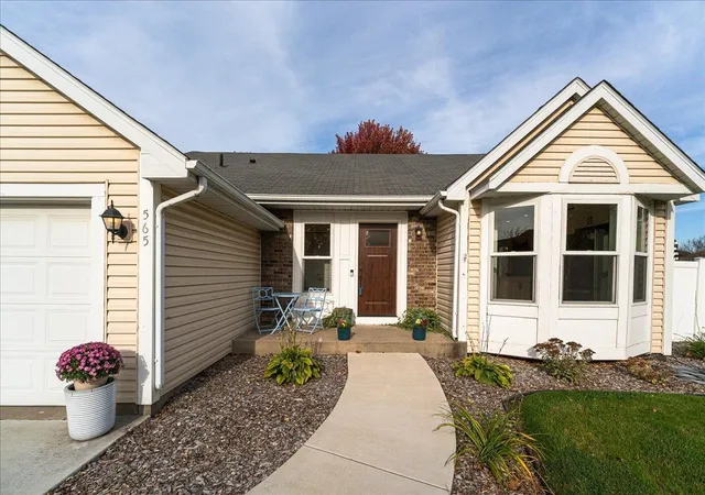 Photo 3 of Single family home for sale at 565 Coventry Pkwy, Saint Paul, MN 55123 | MLS# 7161917 | Listing updated on 2026-10-23
