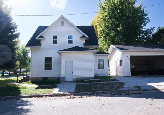 Photo 4 of Single family home for sale at 302 Ash St, Lisbon, ND 58054 | MLS# 7161933 | Listing updated on 2026-10-23