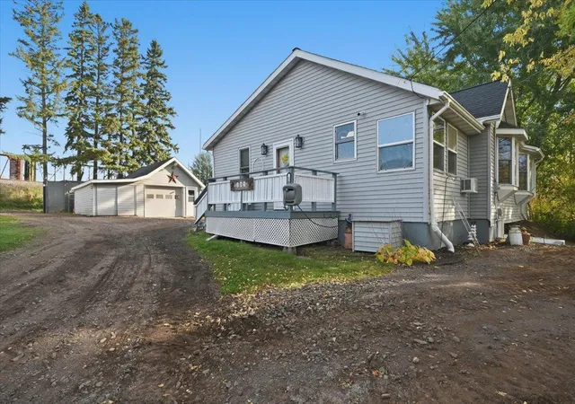 Photo 3 of Single family home for sale at 105 Glencrest Ct, Duluth, MN 55808 | MLS# 7161935 | Listing updated on 2026-10-20